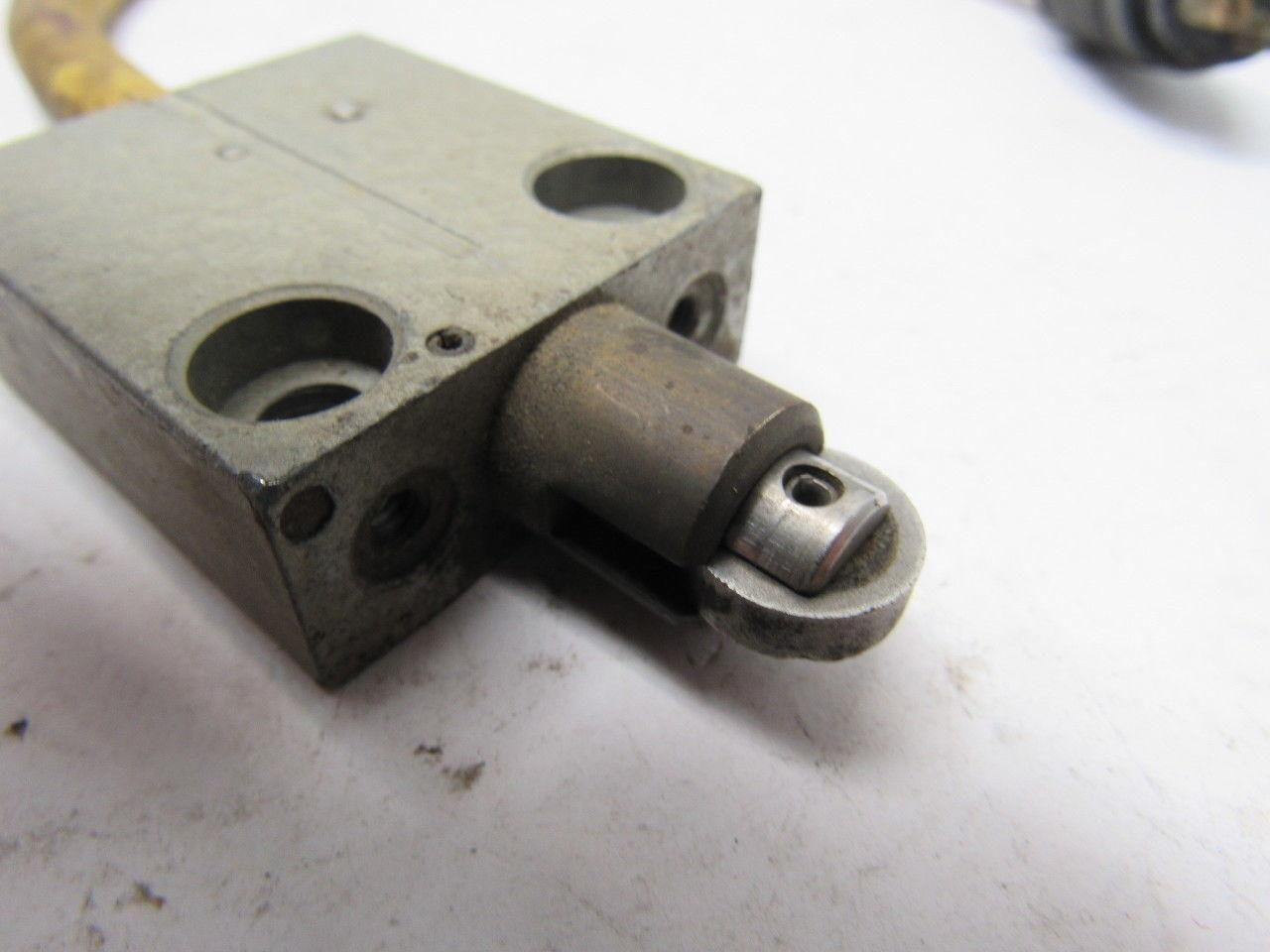 Telemecanique 55875 R B Denison Mini Switch Roller Plunger Limit Switch