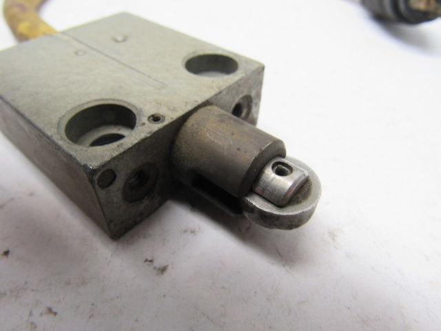Telemecanique 55875 R B Denison Mini Switch Roller Plunger Limit Switch