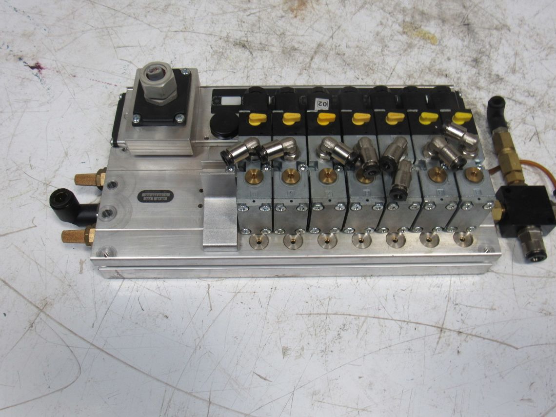 Rexroth 5777060220 5/2 Single Solenoid Valve Bank Manifold 24VDC Coil