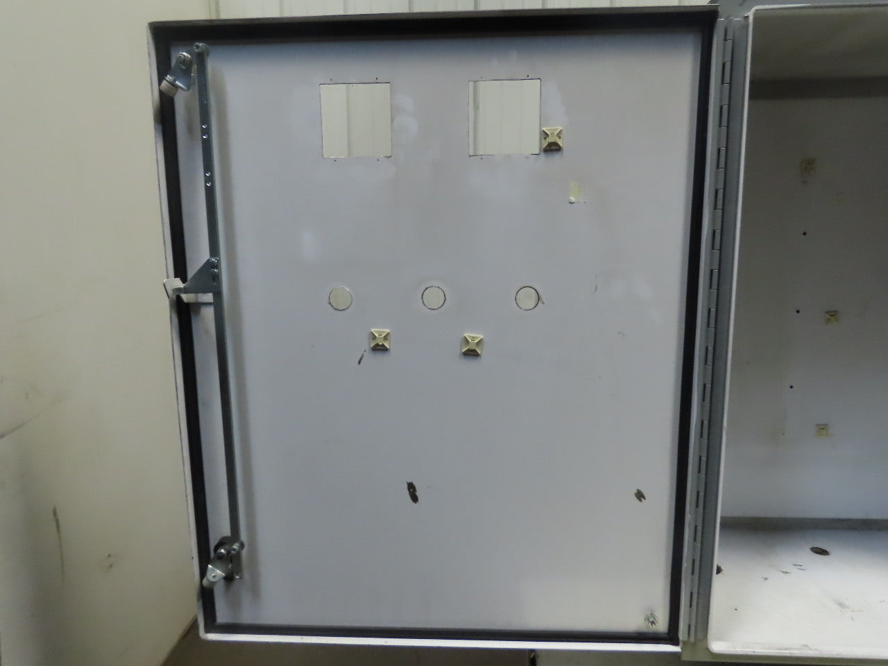 Hoffman A36SA3216LPPL Electrical Enclosure W/100A Disc. & Back Plate 36"x32"x16"