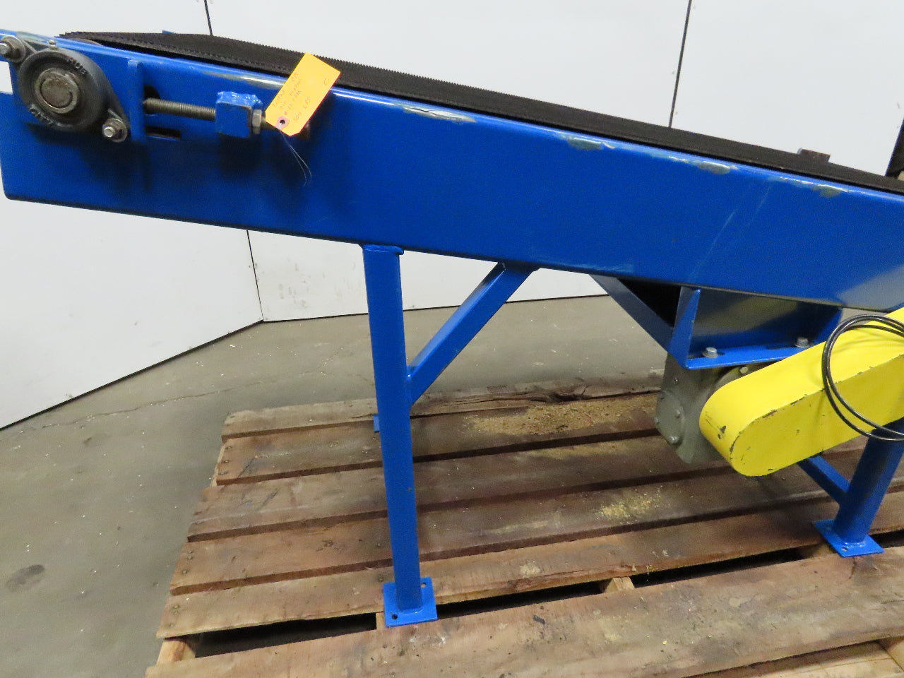 65" Pneumatic Powered Slider Bed 24" Belt Incline Conveyor 0-22 FPM