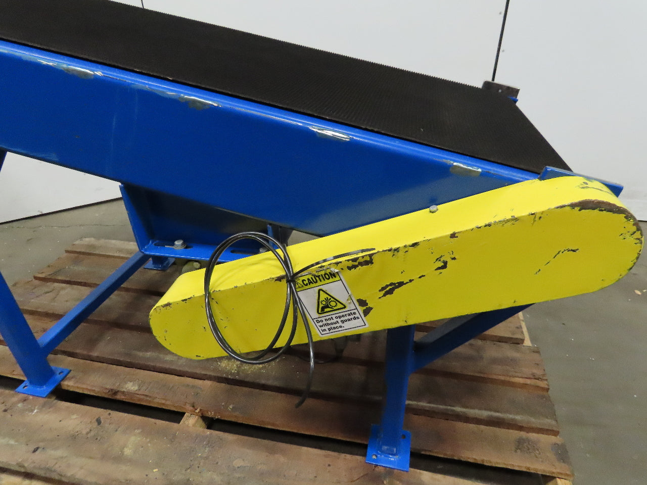 65" Pneumatic Powered Slider Bed 24" Belt Incline Conveyor 0-22 FPM