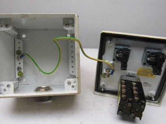 Rees 50703NO-NC Mushroom Head E-Stop W/6"x6"x4" Enclosure & 2 Push Buttons