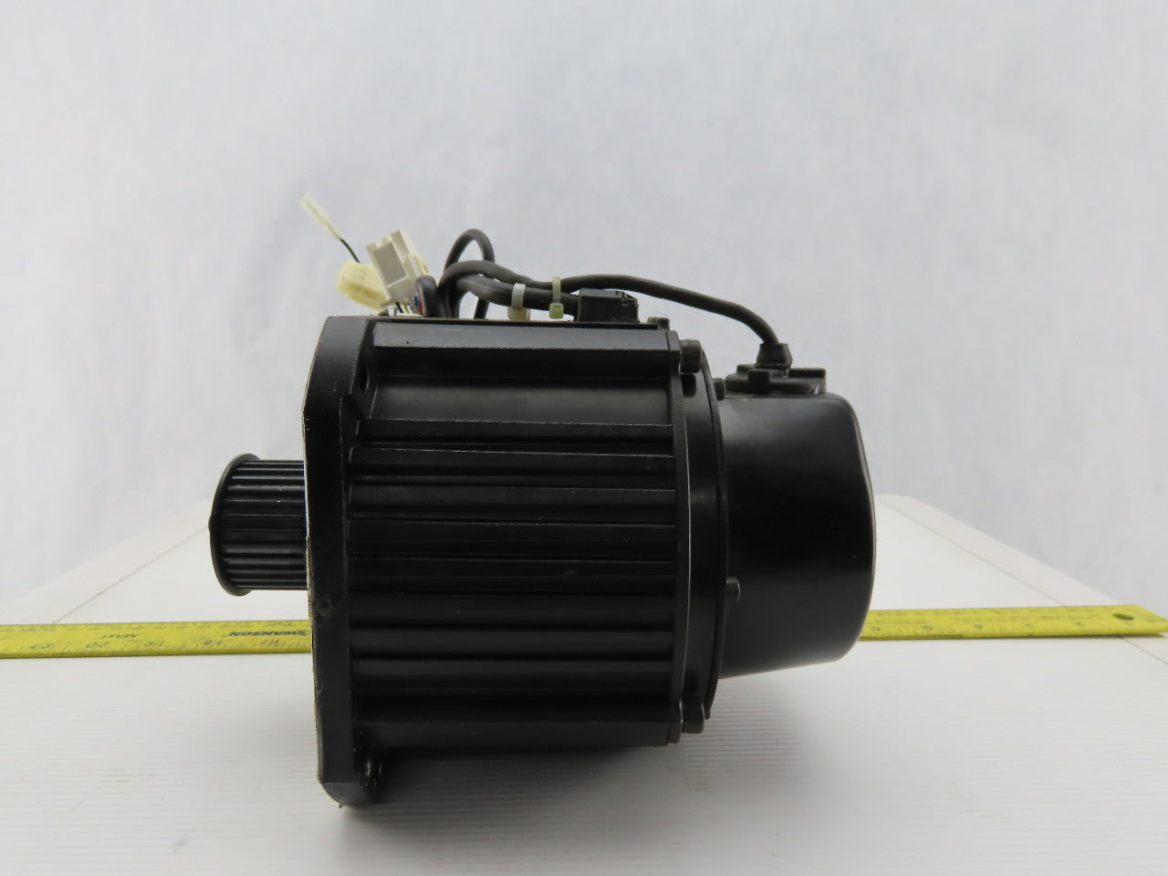 Yaskawa Electric SGMDH-12A2A-YR13 AC Servo Motor Removed From a Motoman YR-UP50