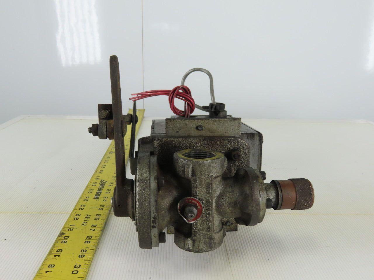 Barber-Coleman EA57 Actuator 0.65A 120V 60Hz 40W W/2-3706 1" NPT Valve