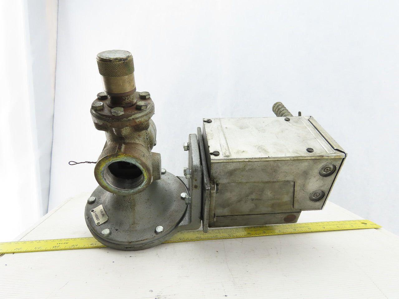 Barber-Coleman EA57 Actuator 0.65A 120V 60Hz 40W W/1008A-3 1-1/2 NPT Gas Valve