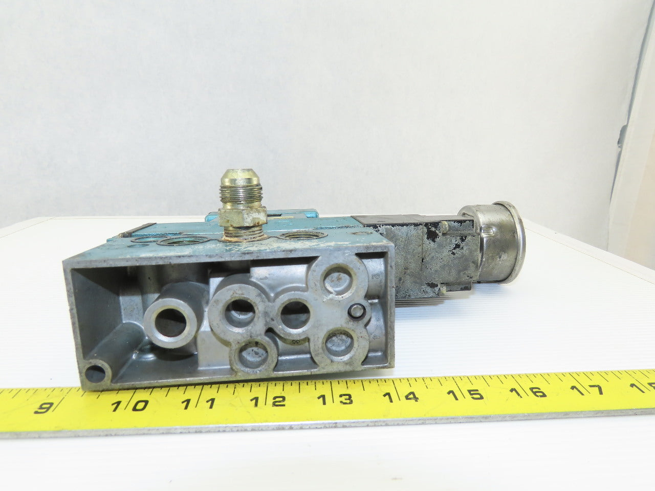 MAC MV-A1C-A251-PM-111DA9 Pneumatic Solenoid Valve W/Base & 120V Coil