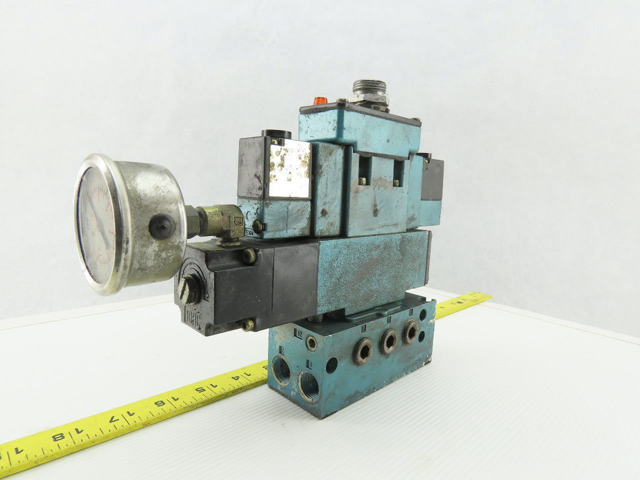 MAC MV-A1C-A251-PM-111DA9 Pneumatic Solenoid Valve W/Base & 120V Coil