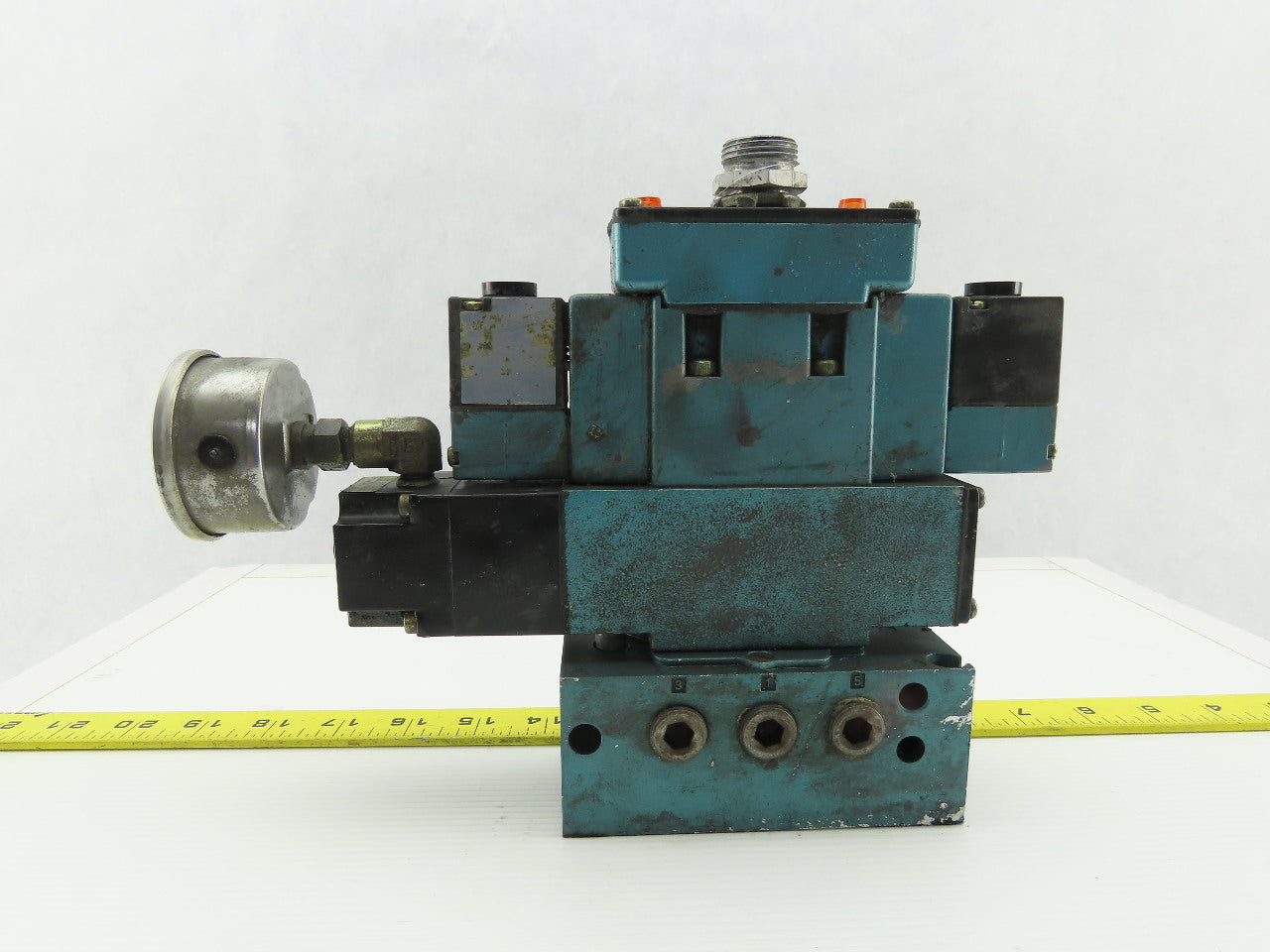 MAC MV-A1C-A251-PM-111DA9 Pneumatic Solenoid Valve W/Base & 120V Coil