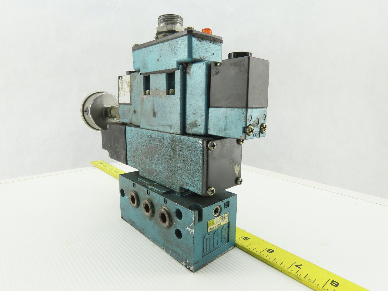 MAC MV-A1C-A251-PM-111DA9 Pneumatic Solenoid Valve W/Base & 120V Coil