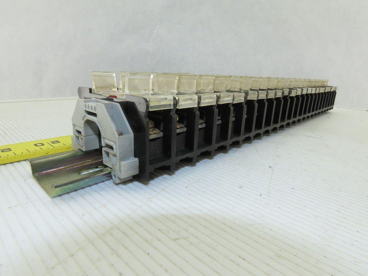 Idec BAF111SDU 24V 10A Fuse Holder W/Indicator 18-10AWG On DIN Rail Lot of 23