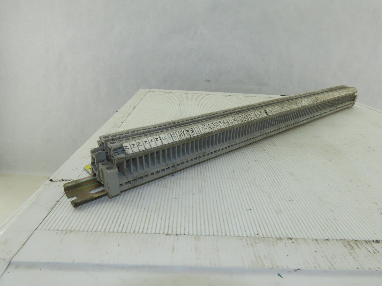Phoenix Contact UK5 600V 34A 28-10AWG Contact Block On DIN Rail Lot of 94