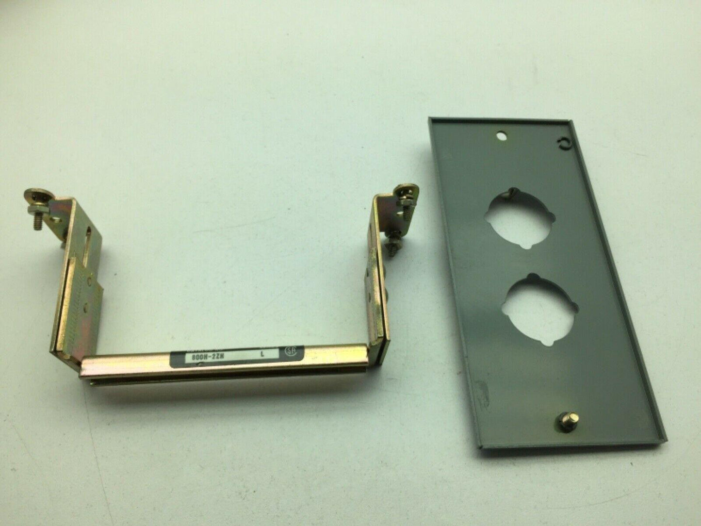 Allen Bradley 800H-2Zh/L Push Button Enclosure Cover Mounting Bracket Series L