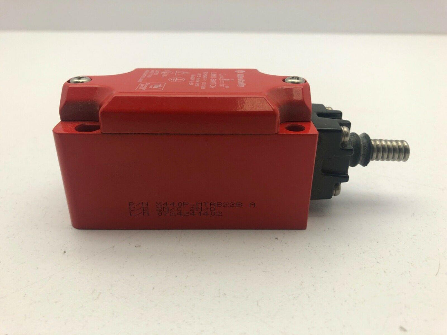 Allen Bradley 440P-MTAB22B/A Guard Master 8-32" Telescope Limit Switch
