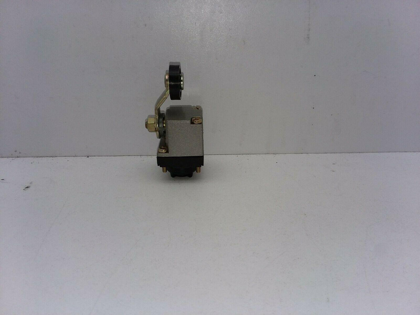 Telemechanique ZCKL-D15 Limit Switch Micro Switch Roller Lever Head LOT OF 2