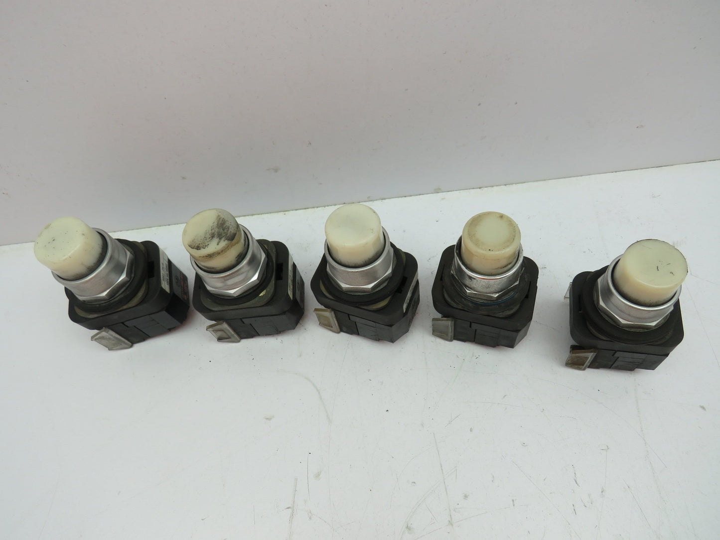 Allen Bradley 800T-PB16 Illuminated Push Button Ser T 120V WHITE NO/NC Lot of 5