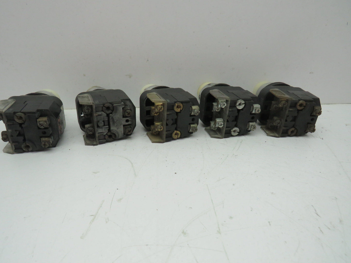 Allen Bradley 800T-PB16 Illuminated Push Button Ser T 120V WHITE NO/NC Lot of 5