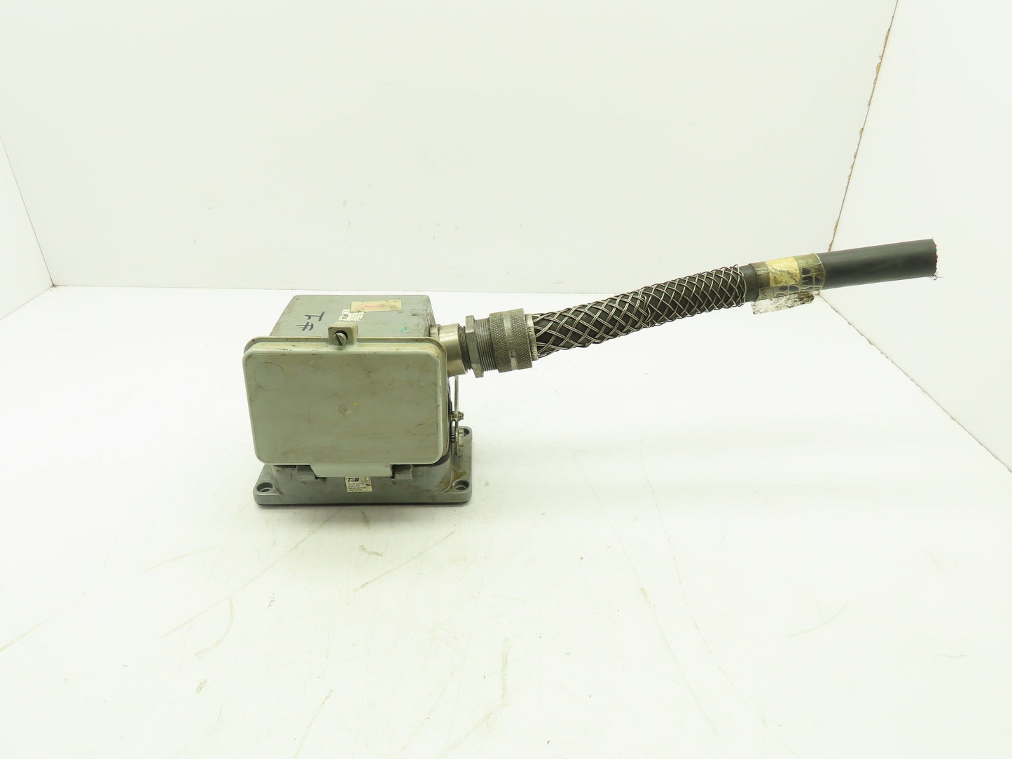 T&B MS 224B Pin & Sleeve Connector Plug 16A 24-Pin Steel Housing Box Side Entry