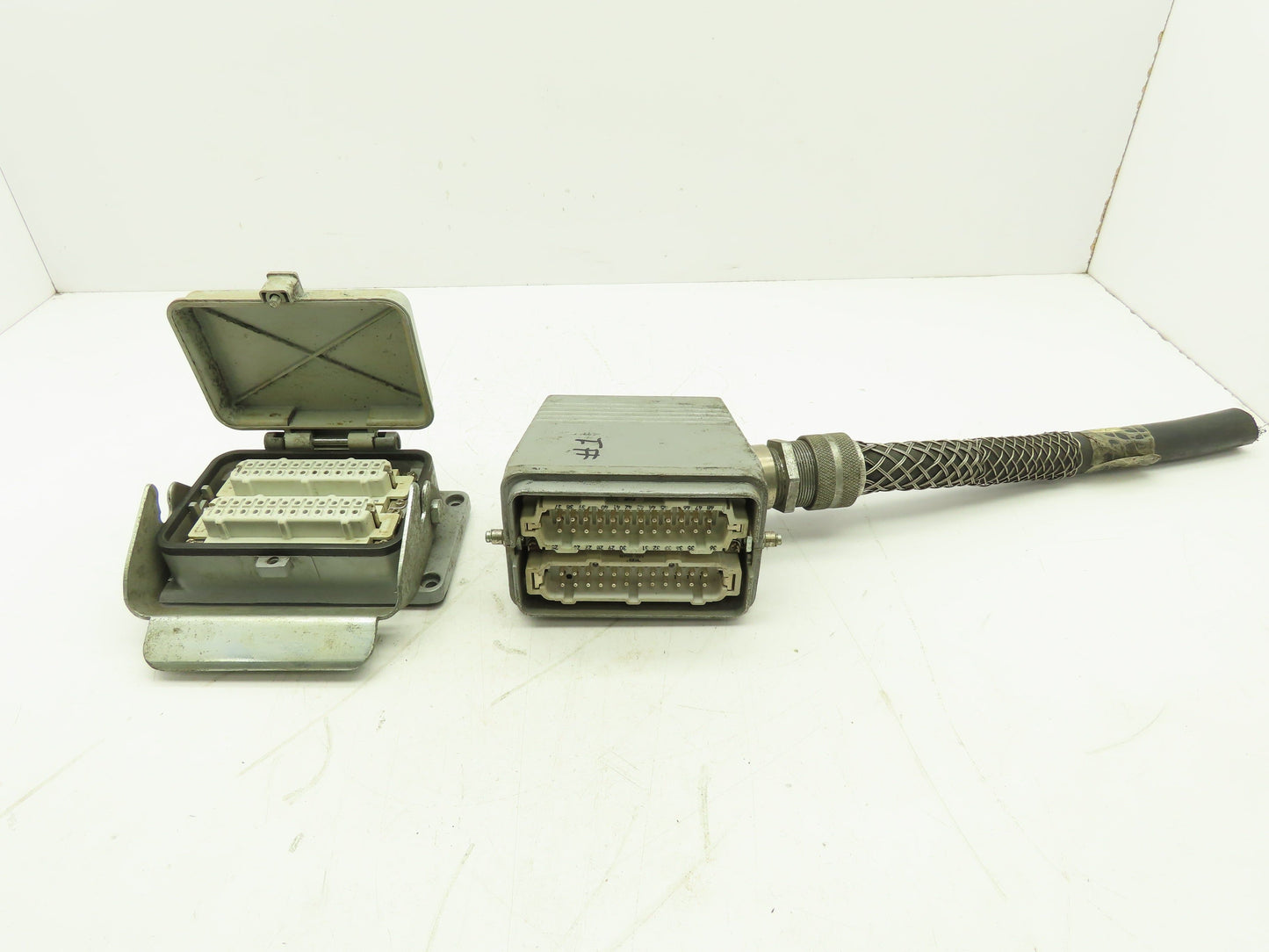 T&B MS 224B Pin & Sleeve Connector Plug 16A 24-Pin Steel Housing Box Side Entry