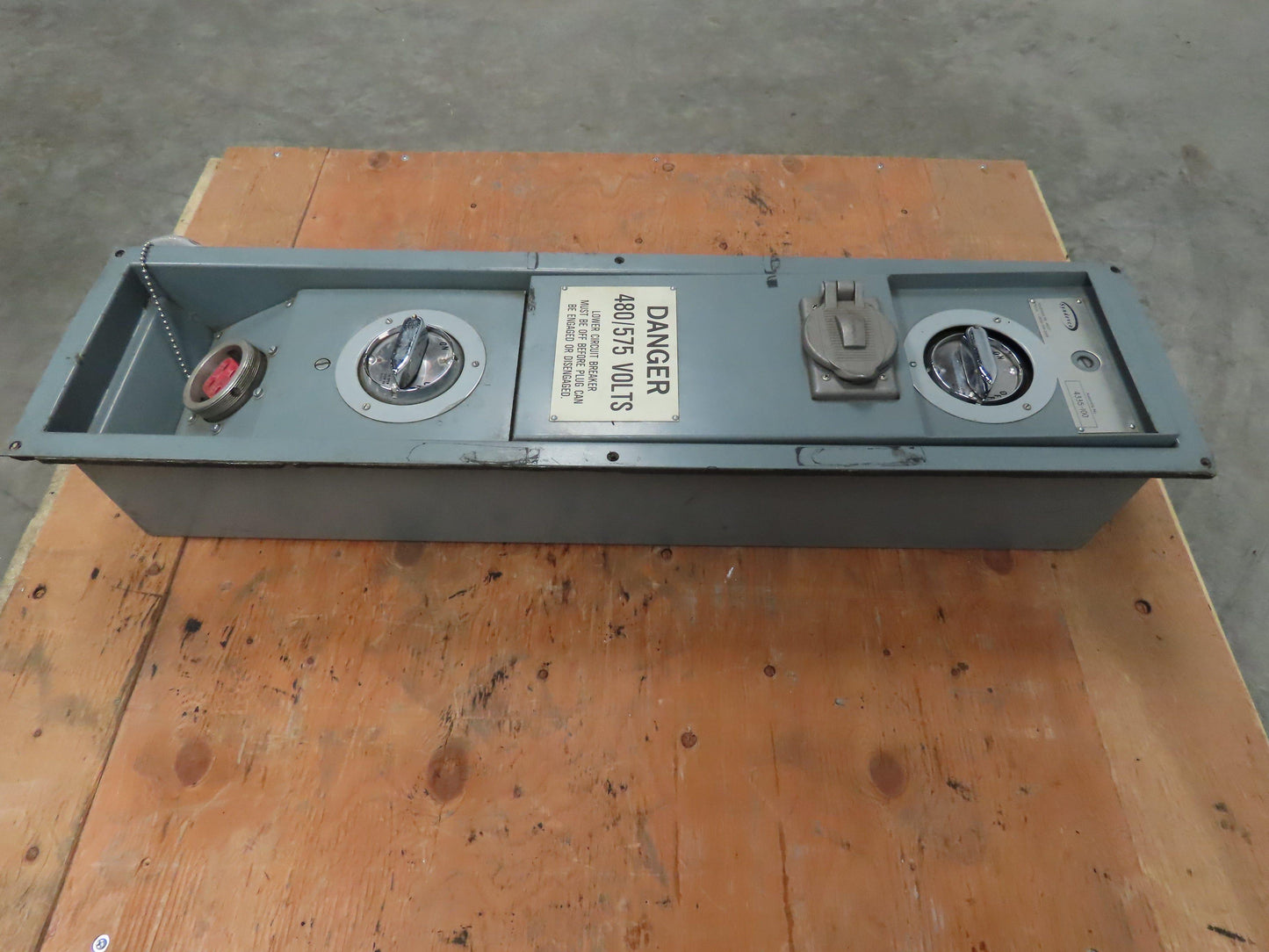 Syndevco 4335-100 Interlock Disconnect 480/575V Dual Plug 100 Amp Breaker Switch