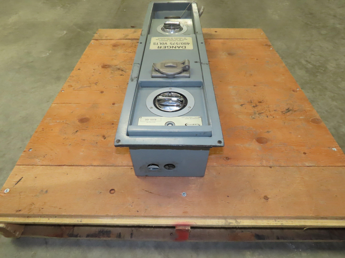 Syndevco 4335-100 Interlock Disconnect 480/575V Dual Plug 100 Amp Breaker Switch