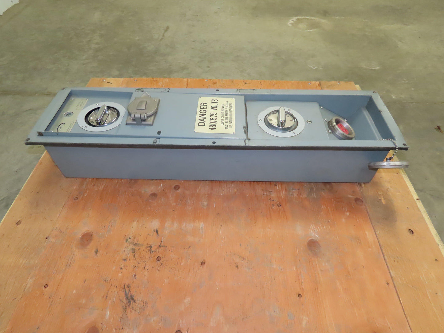 Syndevco 4335-100 Interlock Disconnect 480/575V Dual Plug 100 Amp Breaker Switch