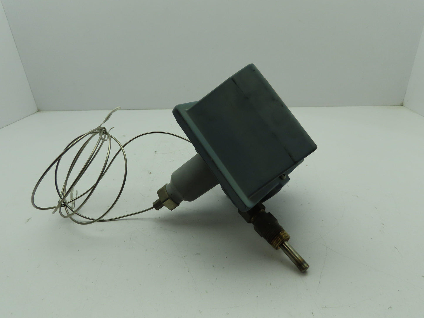 UE United Electric E400-3BS Temperature Switch CC2 100-400F SPDT Bulb Sensor