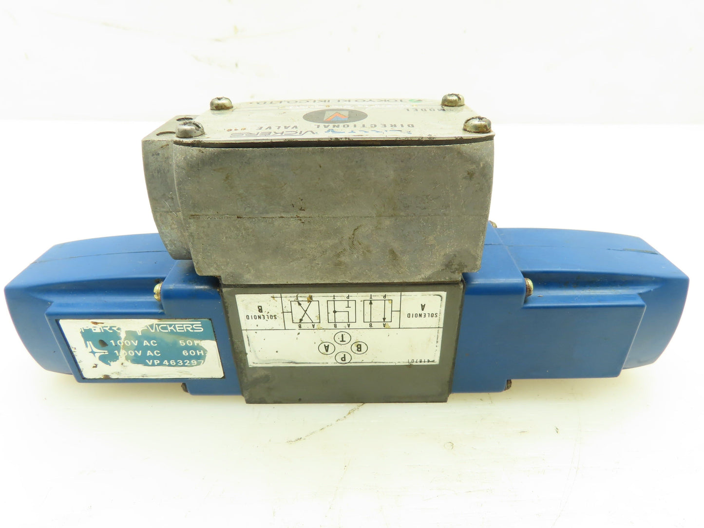 Vicker DG4V-3-6C-W-T-10-JA-S310 Hyd Directional Control Solenoid Valve 100V Coil