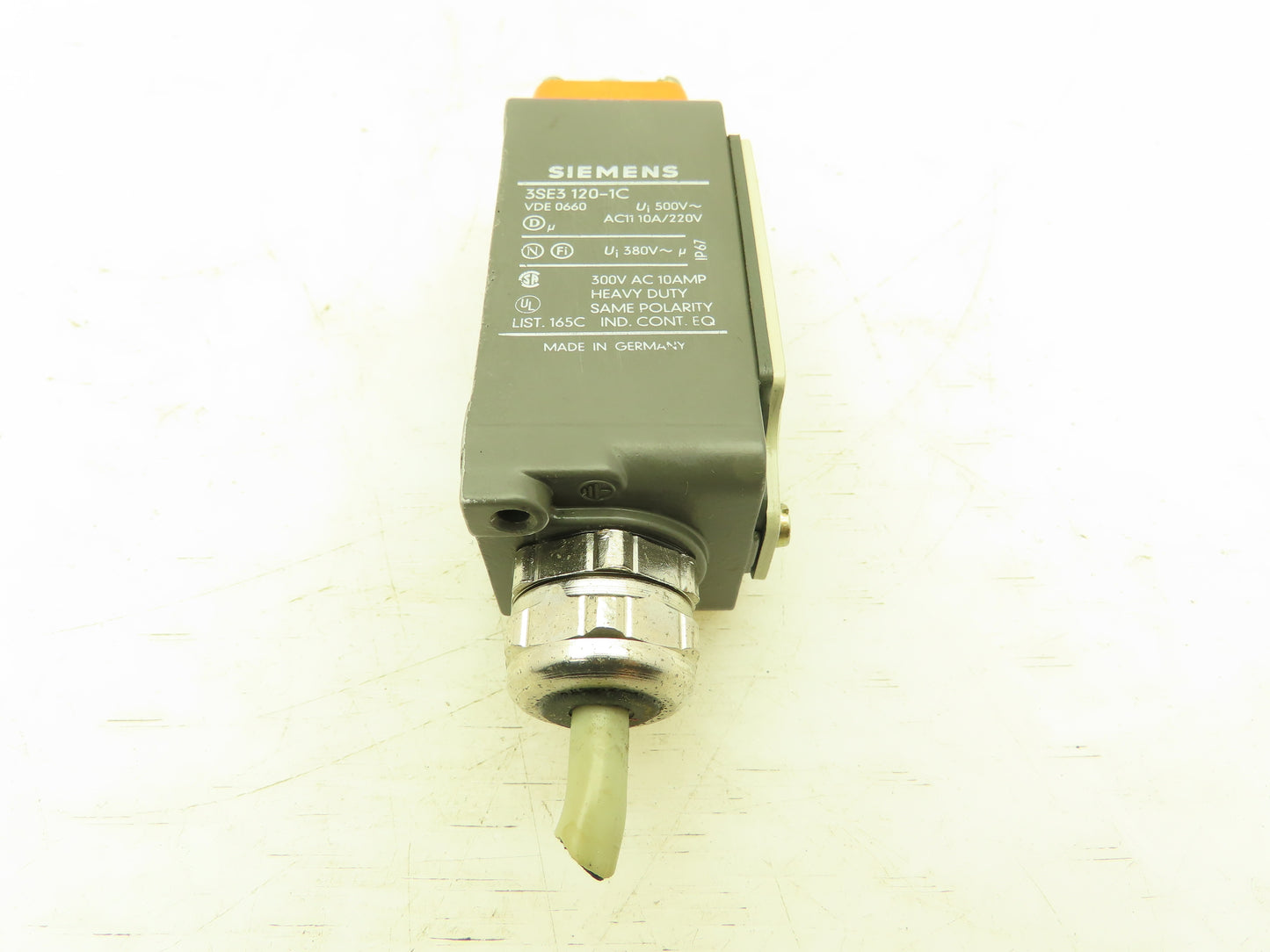 Siemens 3SE3 120-1C Limit Switch, Top Plunger, Spring Return, Lot of 2