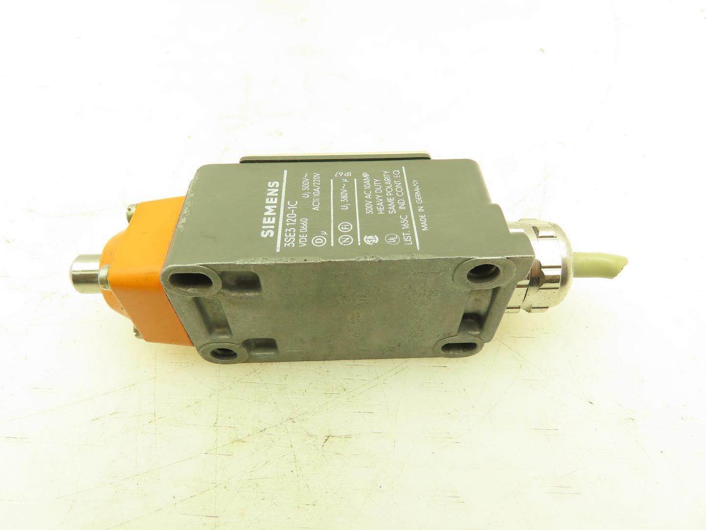 Siemens 3SE3 120-1C Limit Switch, Top Plunger, Spring Return, Lot of 2