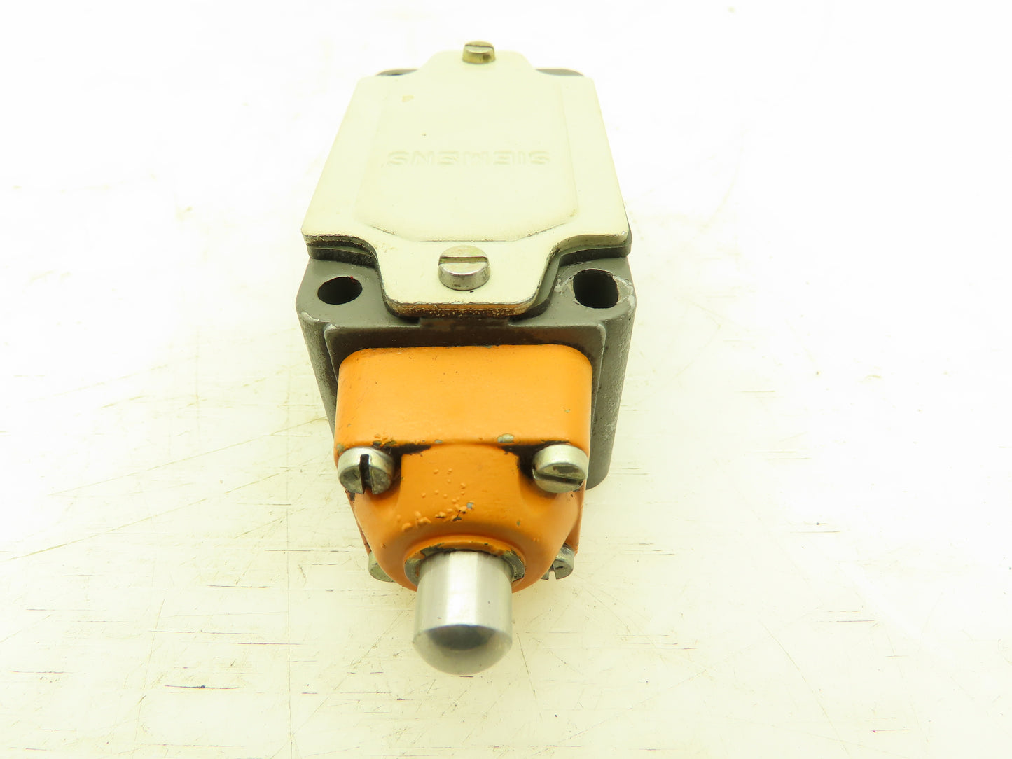 Siemens 3SE3 120-1C Limit Switch, Top Plunger, Spring Return, Lot of 2