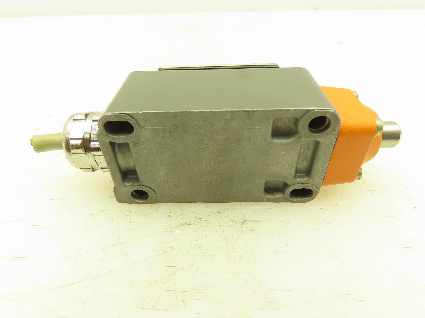 Siemens 3SE3 120-1C Limit Switch, Top Plunger, Spring Return, Lot of 2