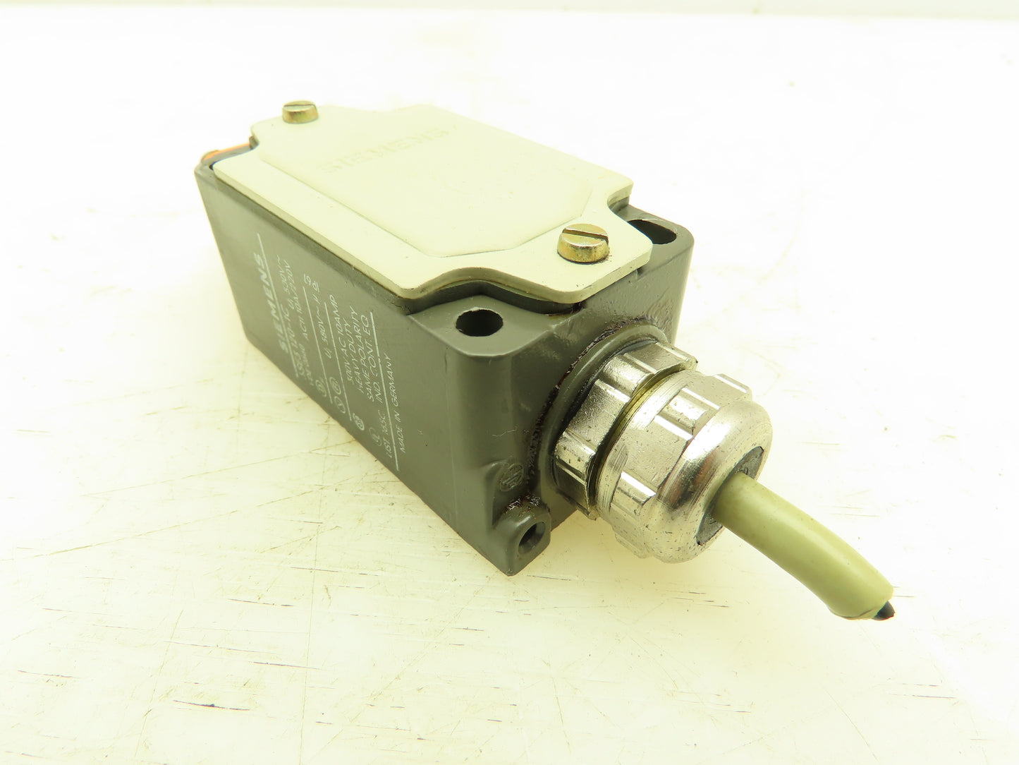 Siemens 3SE3 120-1C Limit Switch, Top Plunger, Spring Return, Lot of 2