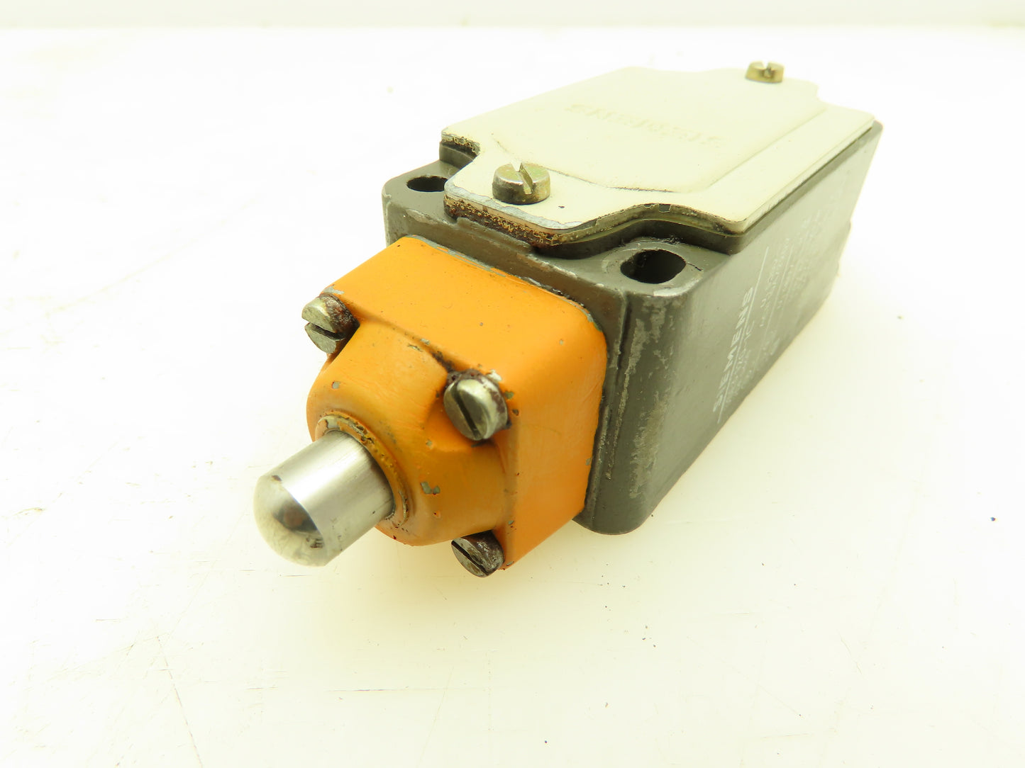 Siemens 3SE3 120-1C Limit Switch, Top Plunger, Spring Return, Lot of 2