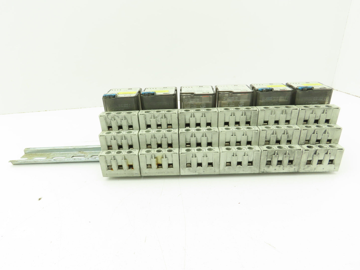 Allen Bradley 700-HB32Z24 Ser E Socket Relay 15A 24VDC w/Base 700-HN153 Lot of 6