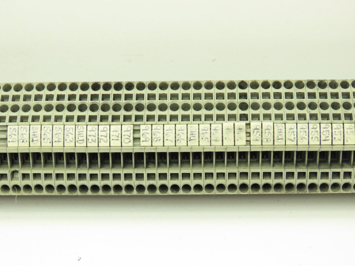 Wago 280-901 Terminal Block 150pcs 31" DIN Rail Strip 28-12AWG 2.5mm 24A 800V