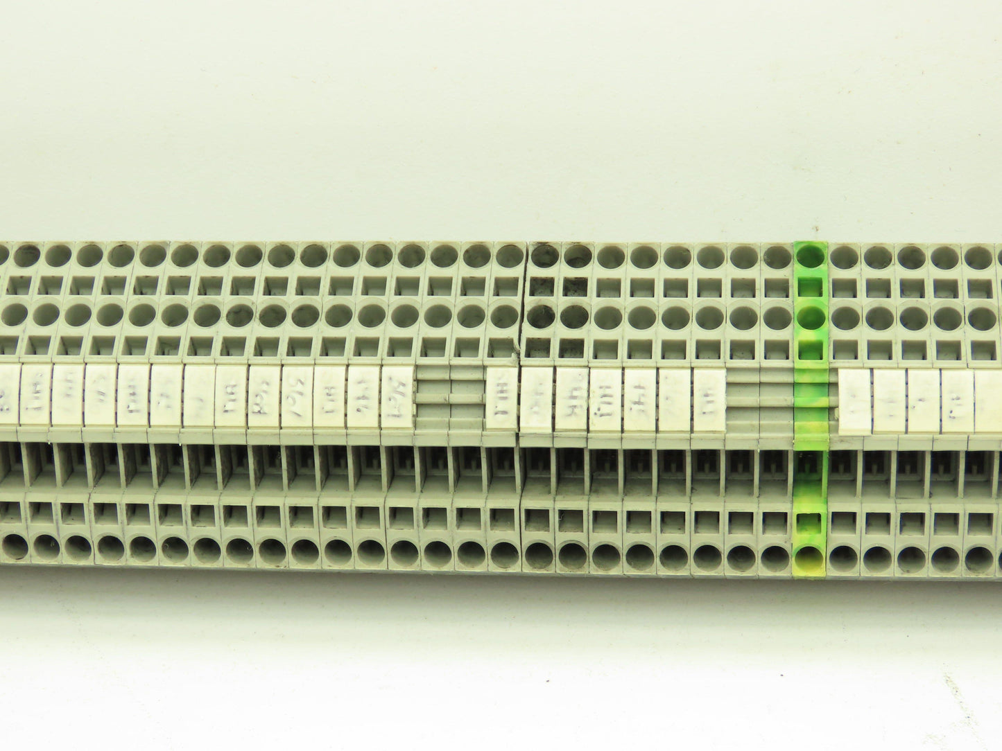 Wago 280-901 Terminal Block 150pcs 31" DIN Rail Strip 28-12AWG 2.5mm 24A 800V