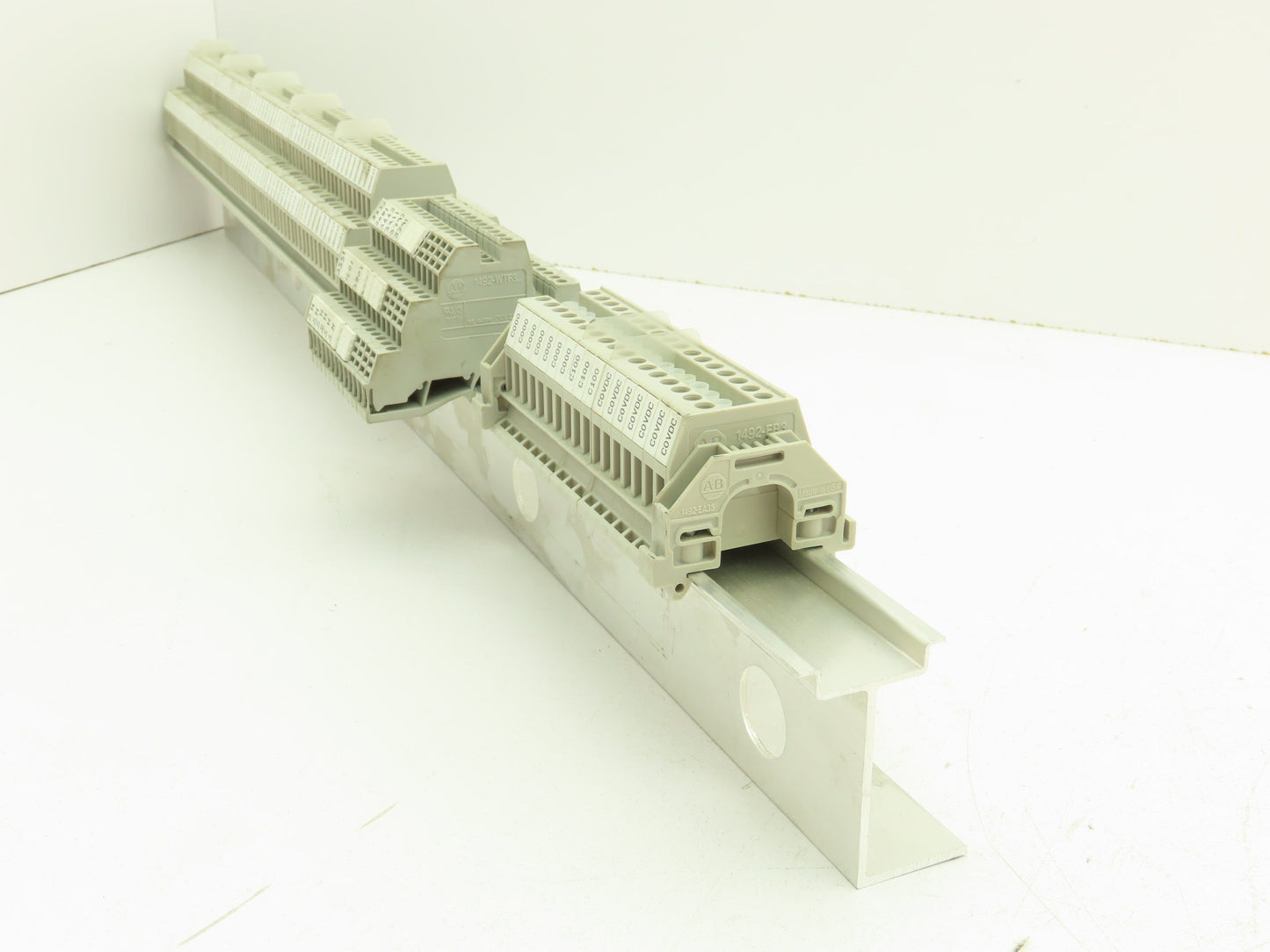 Allen Bradley 1492-HM1 Red Terminal Blocks (120pcs) 30A 600V 36" DIN Rail