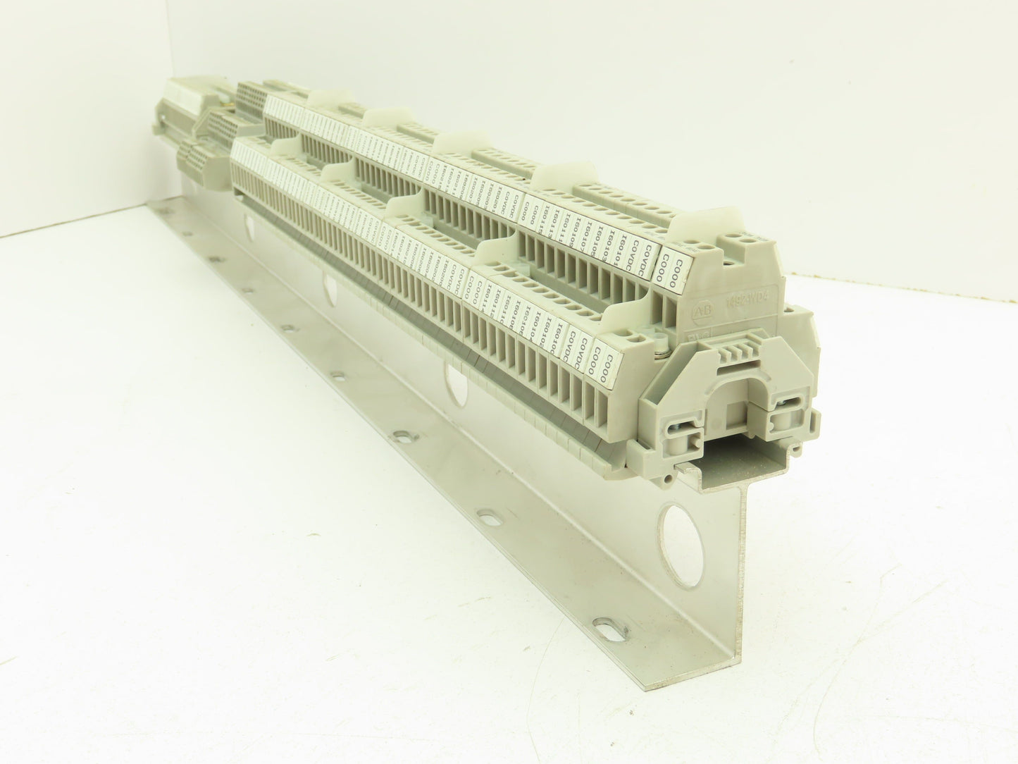 Allen Bradley 1492-HM1 Red Terminal Blocks (120pcs) 30A 600V 36" DIN Rail