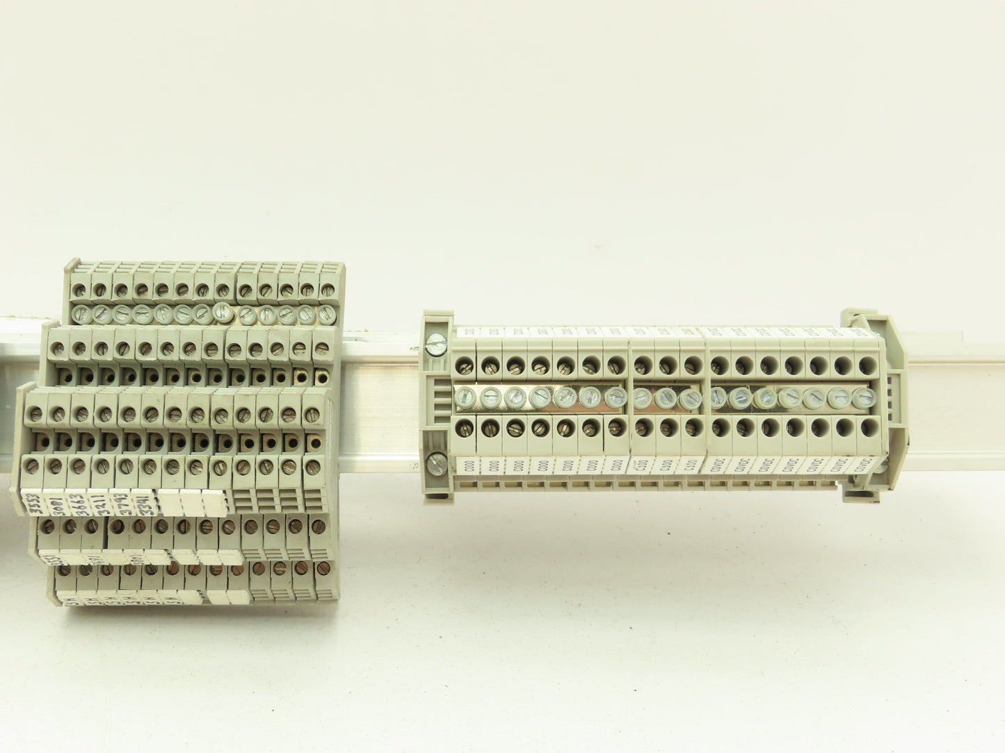 Allen Bradley 1492-HM1 Red Terminal Blocks (120pcs) 30A 600V 36" DIN Rail