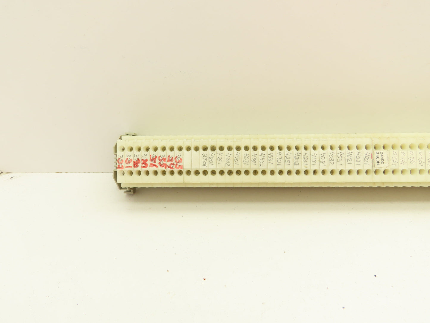 Allen Bradley 1492-HM1 White Terminal Blocks (150pcs) 30A 600V 39" DIN Rail