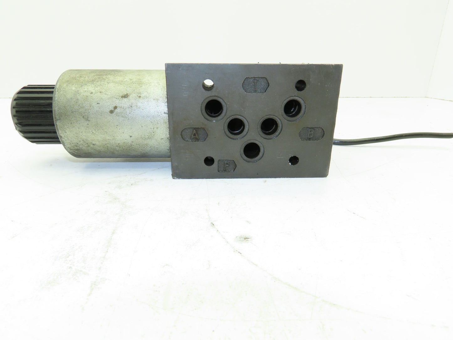 Bosch 0 810 001 535 Hydraulic Solenoid Valve Directional Single Action 24V Coil