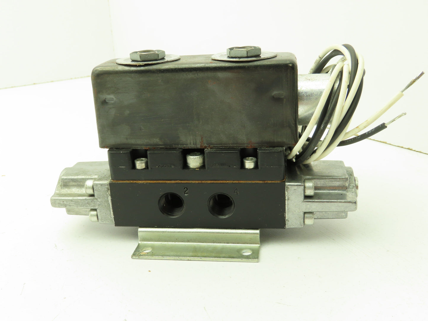 ARO 5840 2323 22 Pneumatic Solenoid Valve 5-Port 115V 150 PSI