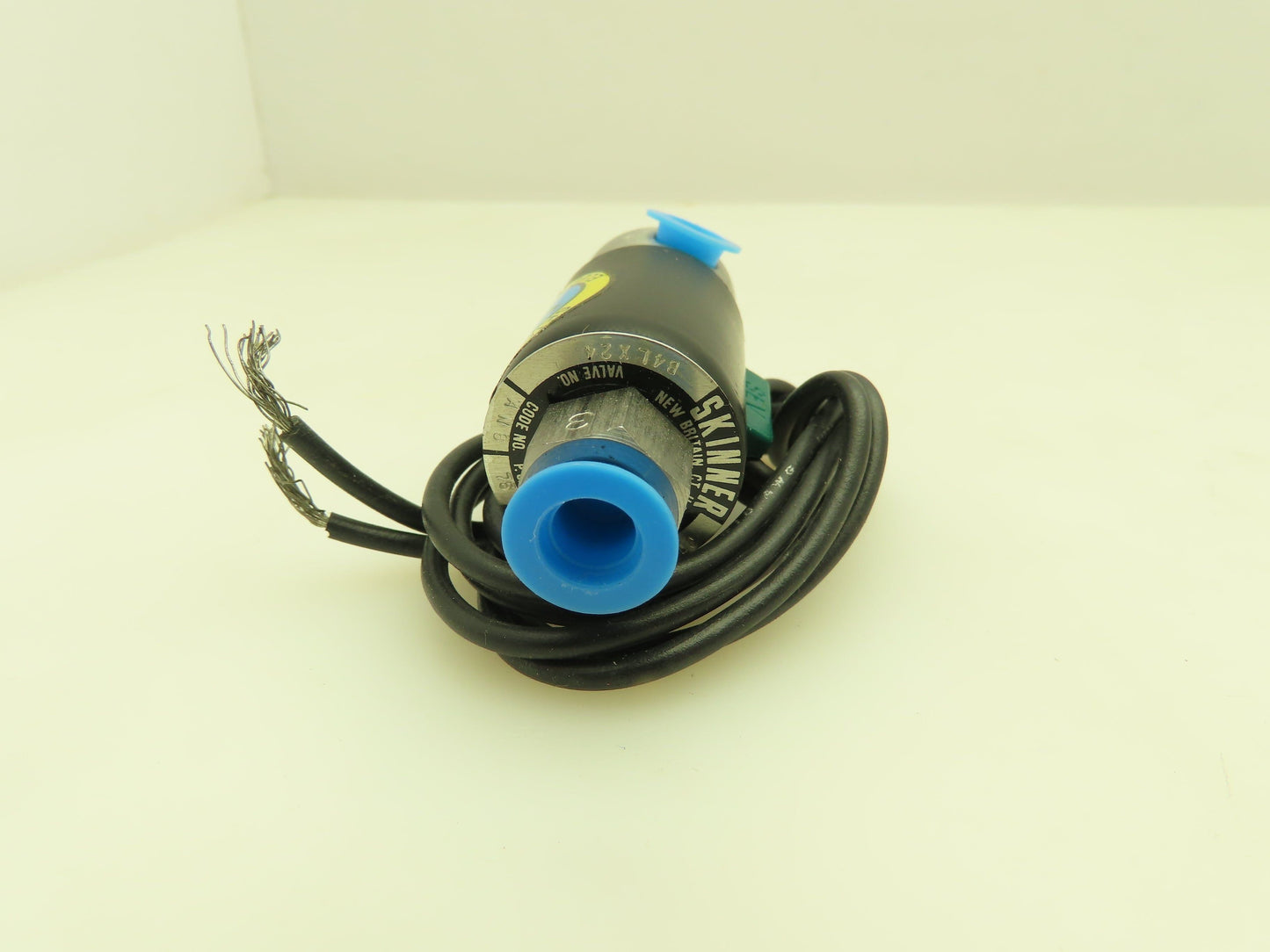 Honeywell Skinner B4LX24 Solenoid Valve 3-Way NC 24VDC 75 PSI 1/8" NPT