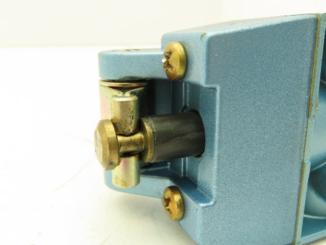 S3L0ACX2 Skinner Directional Control Valve 5/3 Spring Return 150 PSI Pneumatic