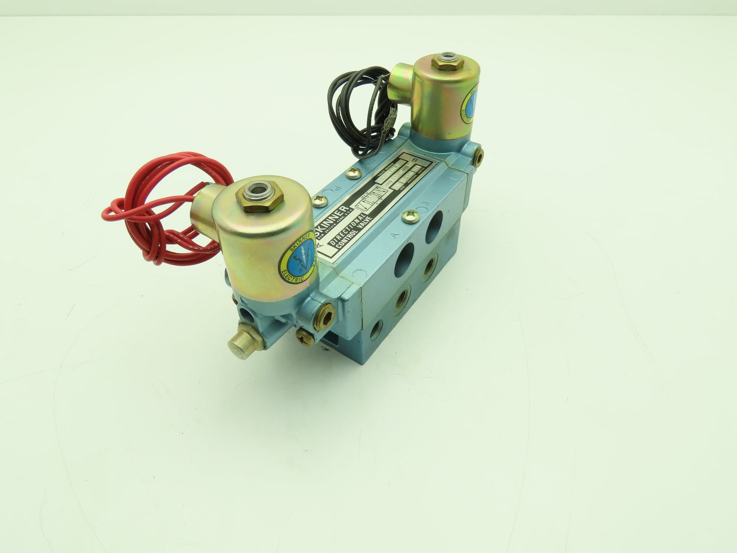 Skinner S3SSJDL2 Directional Control Valve 5-Way 3 Pos 120V 1/4" NPT