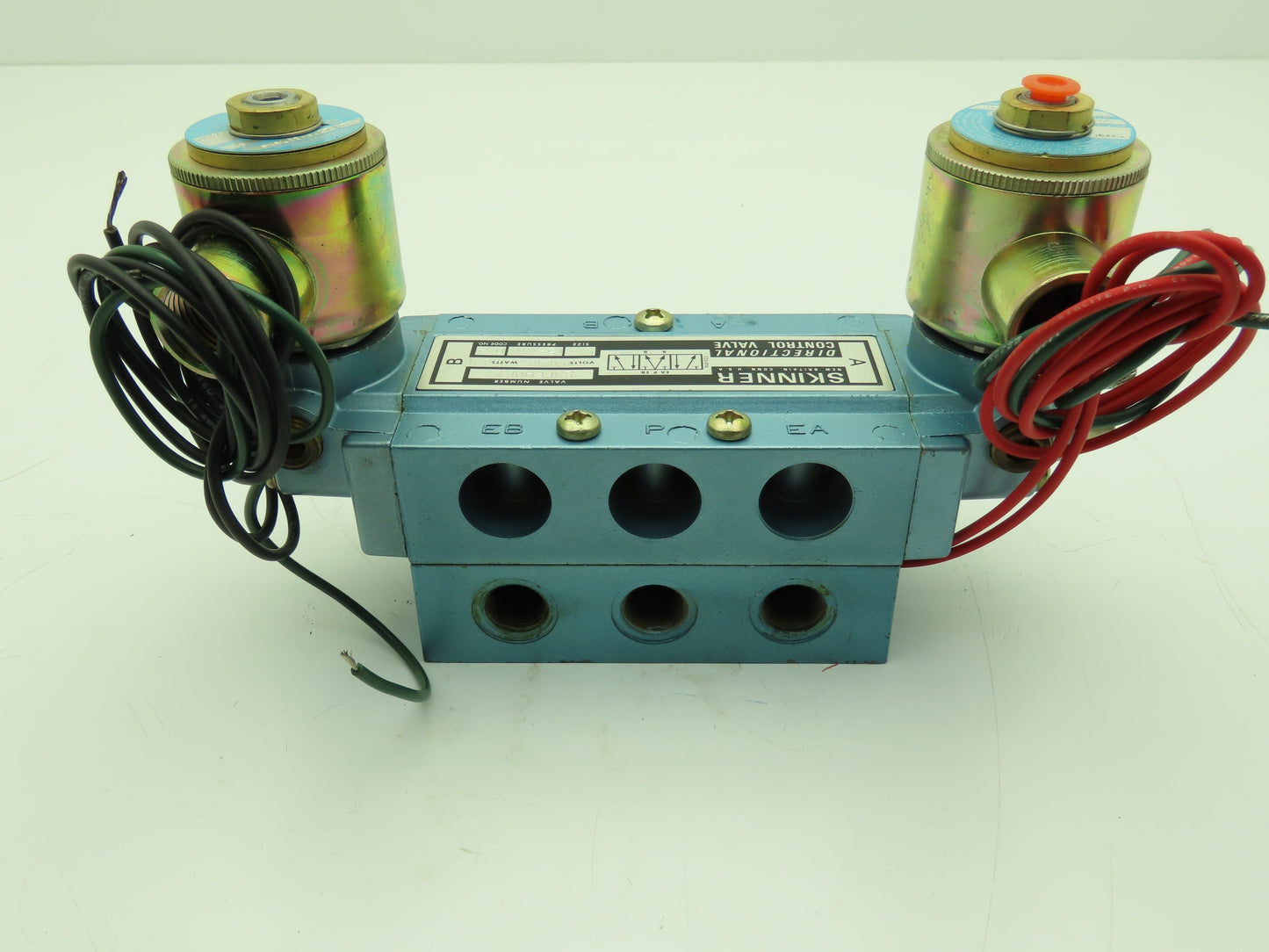 Skinner S3FFHDL3 Directional Control Valve 5-Way 3 Pos 24VDC 150PSI 3/8" NPT