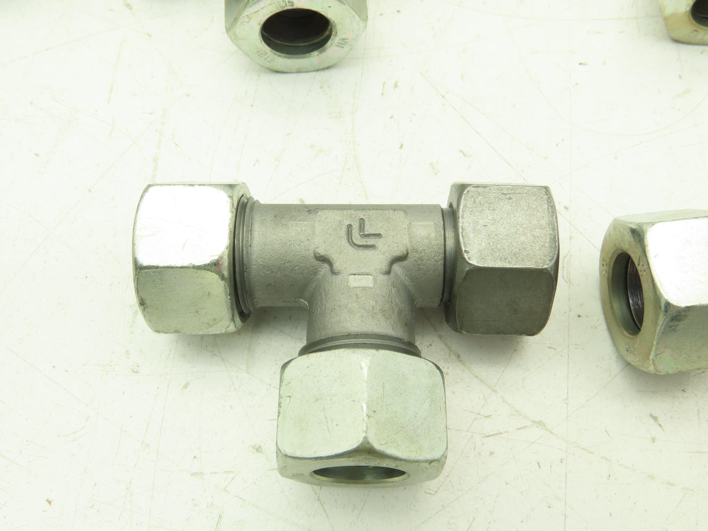 EL15LOMD Metric 24° Swivel Nut Run Tee 15mm Tube x M22 Swivel Lot of 13