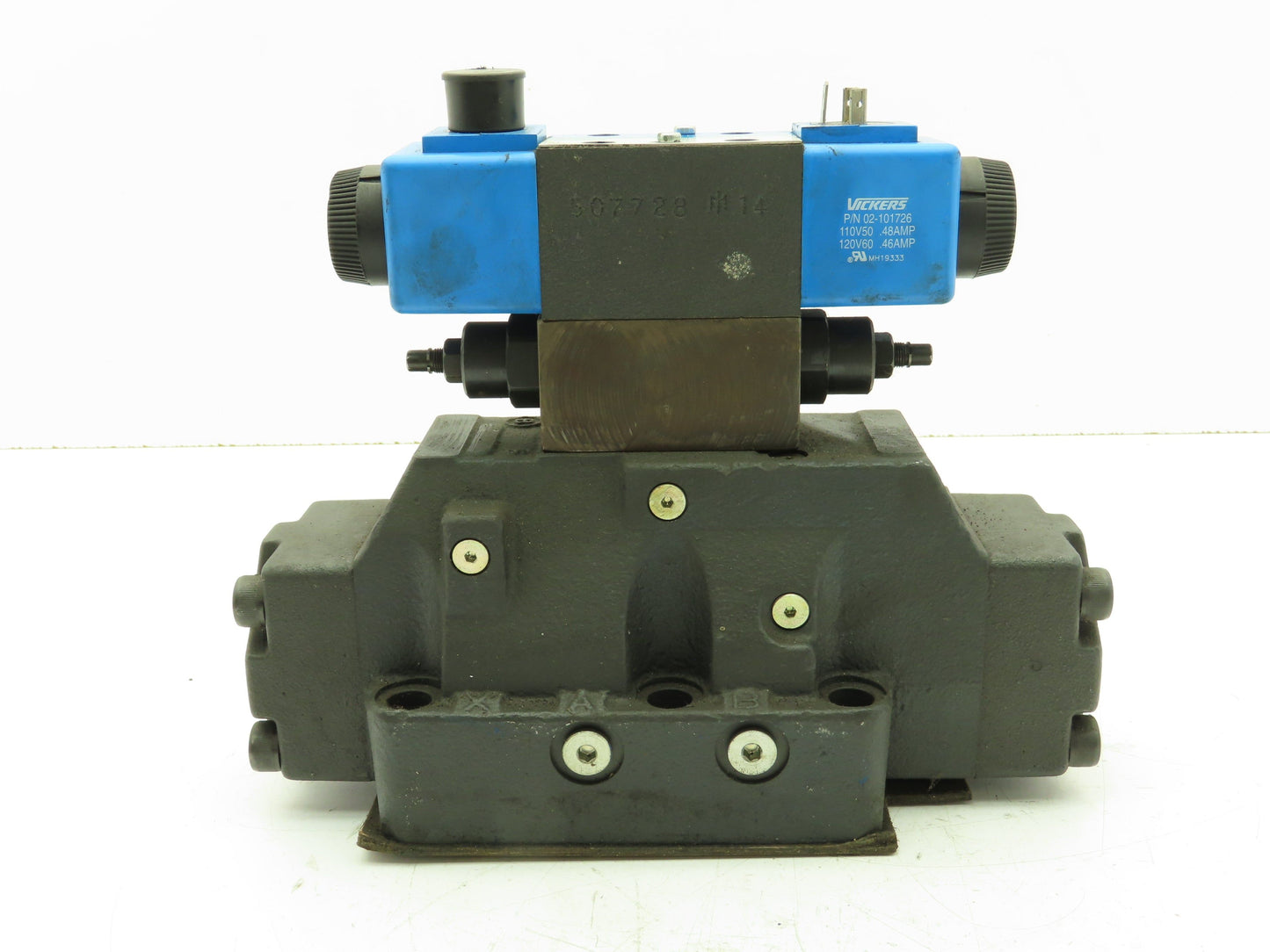Vickers DG5S-8-2C-T-M-FW-B5-30 Directional Control Solenoid Valve 120V DG4V-3S