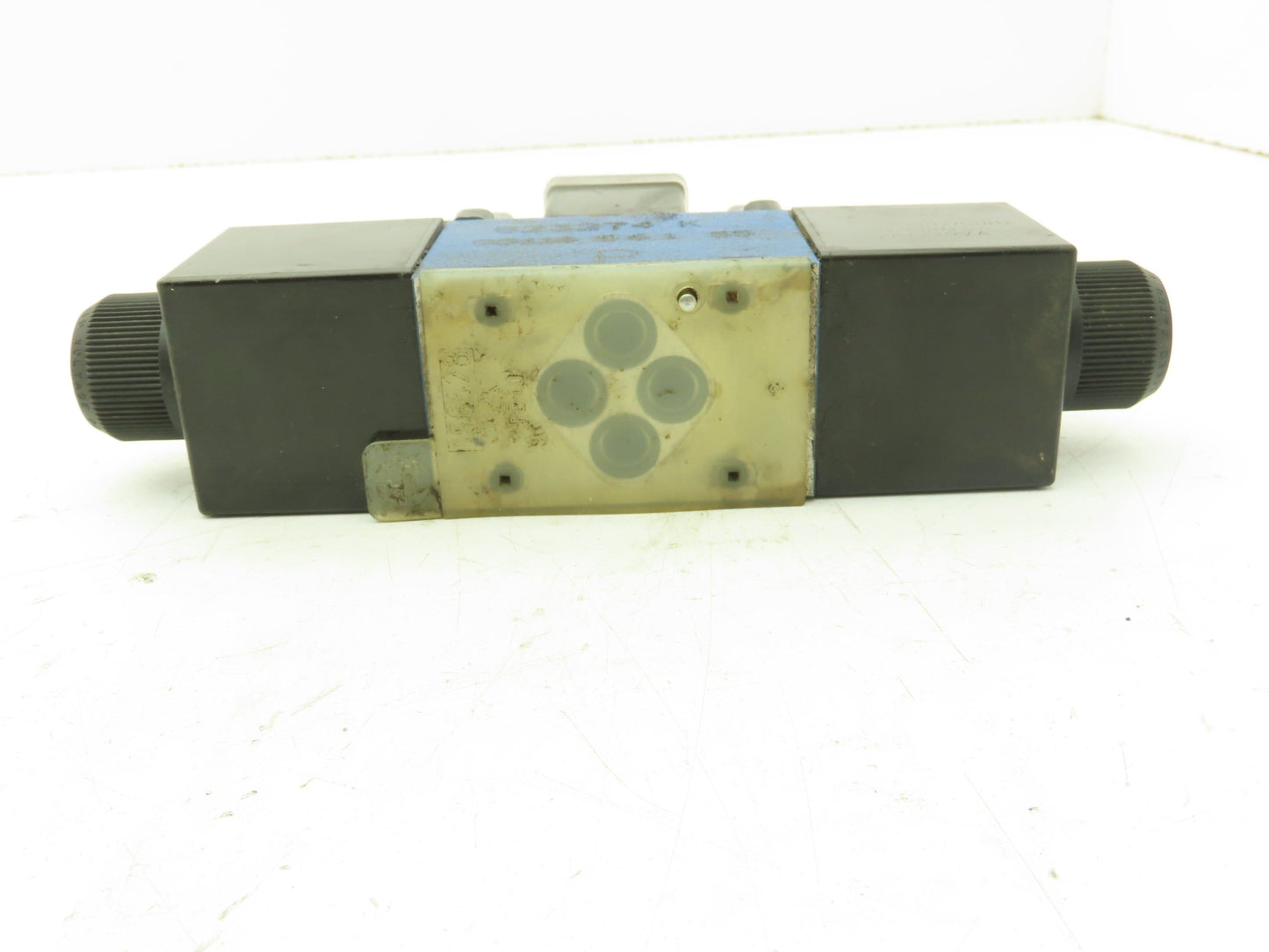 Rexroth 4WE6H62/EW110N9DA/62 Hydraulic Directional Solenoid Spool Valve 4/3 120V